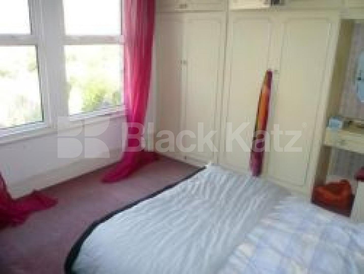 			VERY BIG HOUSE!!!, 4 Bedroom, 1 bath, 1 reception Flat			 Cecil Road, MUSWELL HILL N10